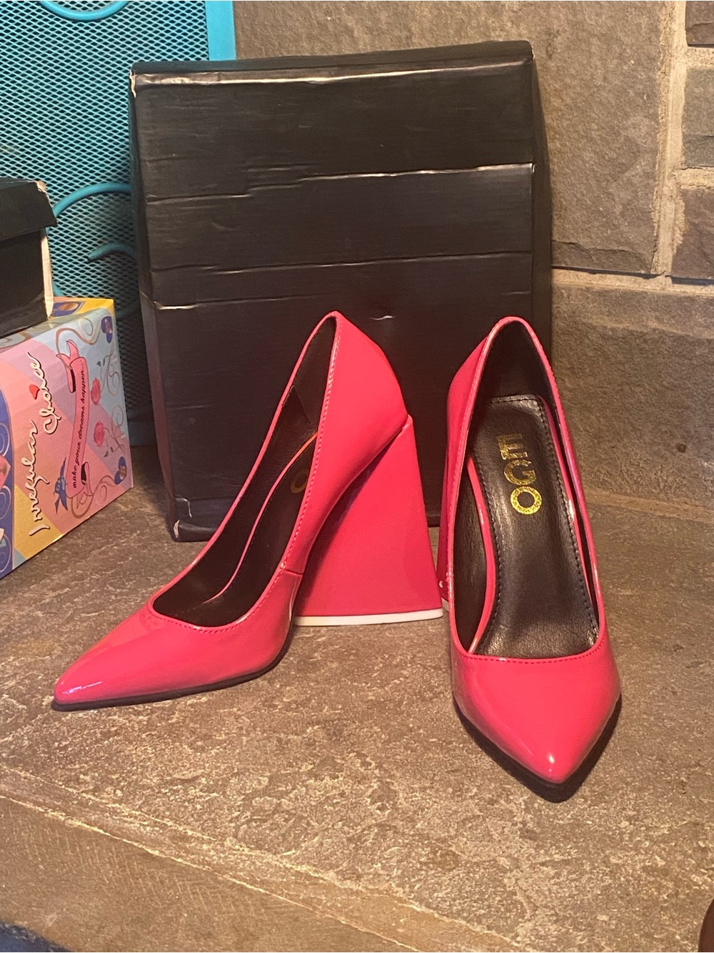 NIB EGO UK unique sassy pumps,hot pink patent leather,triangle chunky heel,US 6